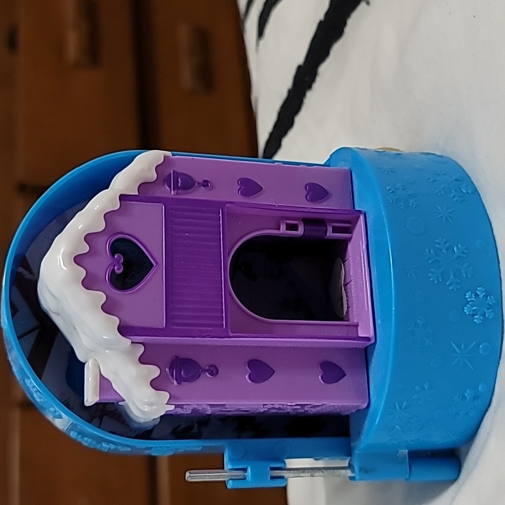 Mattel Polly Pocket Snow Globe Ski Lodge 2017 Incomplete